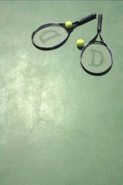 Tenisz Ütő Labda Bíróságon — Stock Fotó