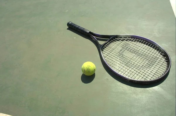 Tennis Racket Och Boll Domstol — Stockfoto