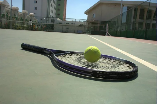 テニスラケットとボールのコート — ストック写真