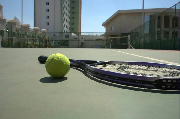 Tenisz Ütő Labda Bíróságon — Stock Fotó