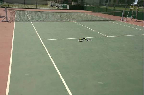 テニスラケットとボールのコート — ストック写真