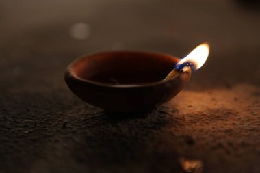 Tapınakta gaz lambaları