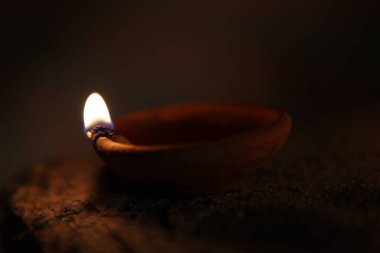 Tapınakta gaz lambaları