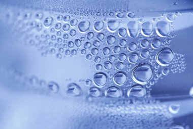 Bardağa su damlatıyor.