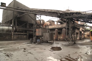 Eski bir fabrikanın dışı.