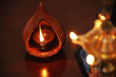 Tapınakta gaz lambaları