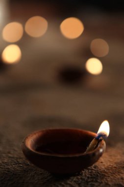 Tapınakta gaz lambaları