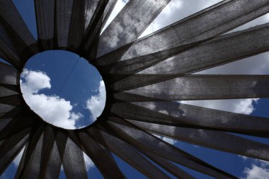 Köyde Kurutmak İçin Asılı Giysiler