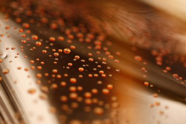 Bardağa su damlatıyor.