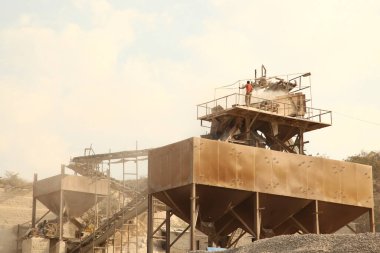 Kırsal bölgede taş kırıcı