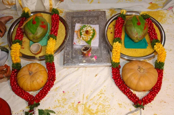 전통적 힌두교 예식에서 드리는 — 스톡 사진