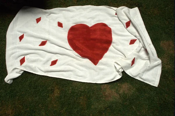 布の上の愛のシンボル — ストック写真