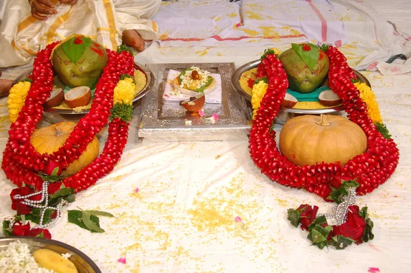 Bön Vid Traditionell Hinduisk Bröllopsceremoni — Stockfoto
