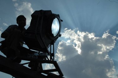 Işıklı hafif adam silueti