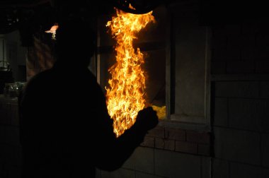Ateş alevi siyah arkaplanda izole edildi