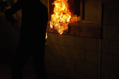 Ateş alevi siyah arkaplanda izole edildi