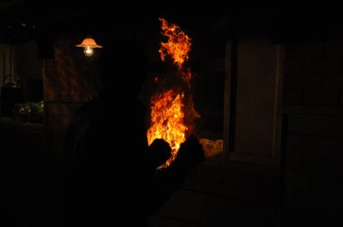 Ateş alevi siyah arkaplanda izole edildi