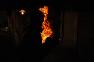 Ateş alevi siyah arkaplanda izole edildi