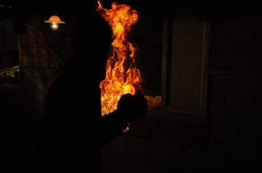 Ateş alevi siyah arkaplanda izole edildi