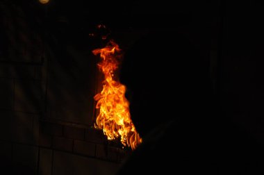 Ateş alevi siyah arkaplanda izole edildi