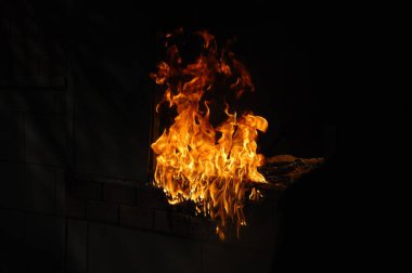 Ateş alevi siyah arkaplanda izole edildi