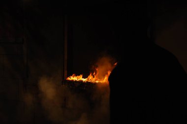 Ateş alevi siyah arkaplanda izole edildi