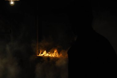 Ateş alevi siyah arkaplanda izole edildi