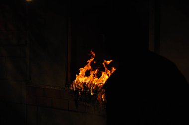 Ateş alevi siyah arkaplanda izole edildi