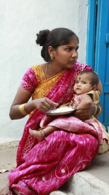 Hintli zavallı anne çocuğunu besliyor 5 Aralık 2022 Hyderbad Hindistan