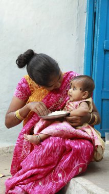 Hintli zavallı anne çocuğunu besliyor 5 Aralık 2022 Hyderbad Hindistan