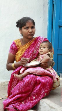 Hintli zavallı anne çocuğunu besliyor 5 Aralık 2022 Hyderbad Hindistan