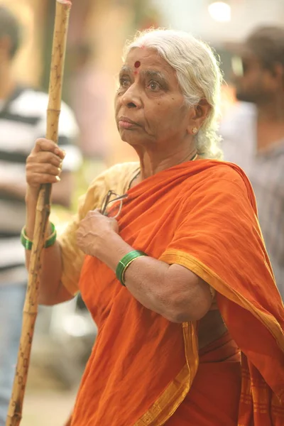 道路上のインドの老婦人ハイデラバード2022年12月5日 — ストック写真
