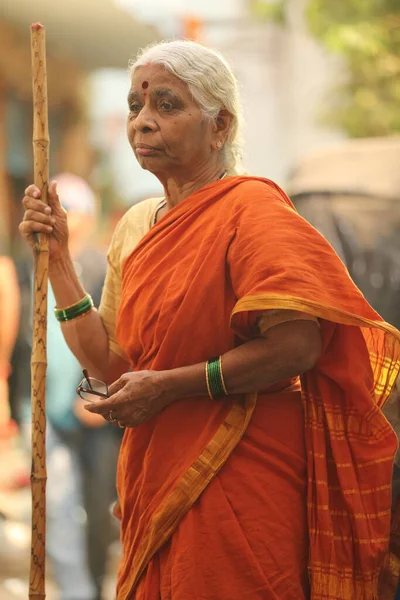 Hyderabad India公路上的印度老年妇女2022年12月5日 免版税图库照片