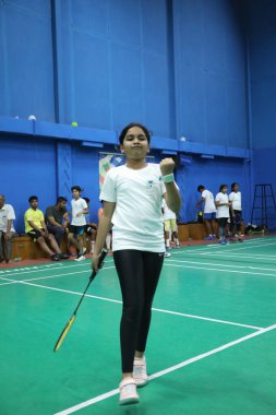 5 Aralık 2022 'de Hyderabad' da Badminton Salonu 'nda oynayan kız.