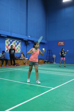5 Aralık 2022 'de Hyderabad' da Badminton Salonu 'nda oynayan kız.