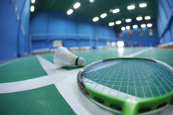 Badminton White Feather Shuttle Στο Γήπεδο Εικόνα Αρχείου