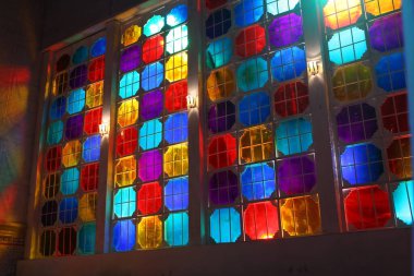 Çok renkli pencere gözlüğü