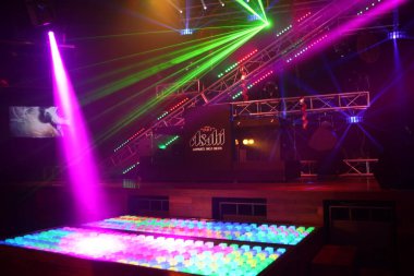 Pub 'da ışık süslemesi