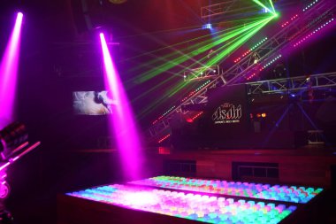 Pub 'da ışık süslemesi