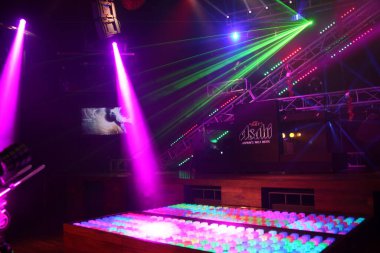 Pub 'da ışık süslemesi