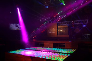 Pub 'da ışık süslemesi