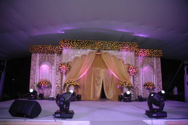 Sahne Alanı'ndaki çiçek dekorasyon