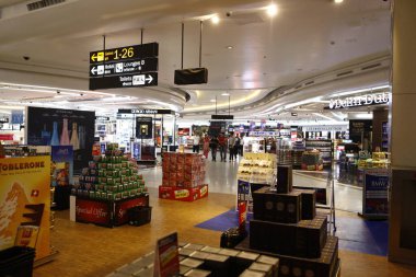 Havaalanındaki Bir İnsan Silueti