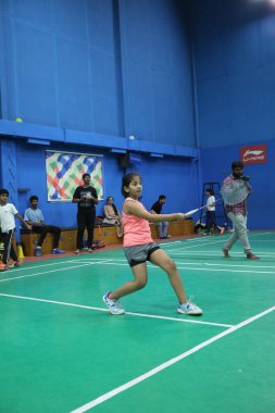 5 Aralık 2022 'de Hyderabad' da Badminton Salonu 'nda oynayan kız.