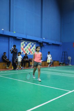 5 Aralık 2022 'de Hyderabad' da Badminton Salonu 'nda oynayan kız.