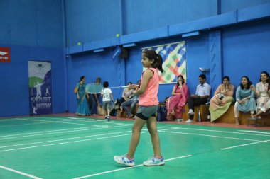 5 Aralık 2022 'de Hyderabad' da Badminton Salonu 'nda oynayan kız.