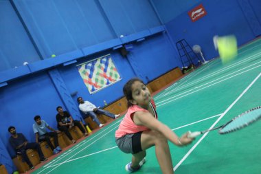 5 Aralık 2022 'de Hyderabad' da Badminton Salonu 'nda oynayan kız.