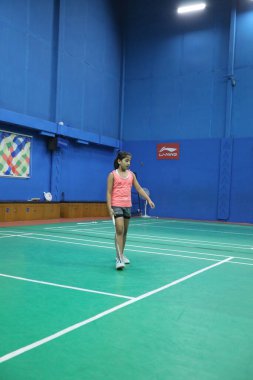5 Aralık 2022 'de Hyderabad' da Badminton Salonu 'nda oynayan kız.