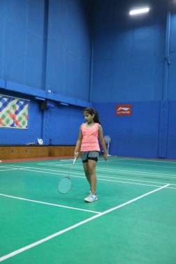 5 Aralık 2022 'de Hyderabad' da Badminton Salonu 'nda oynayan kız.