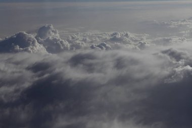 Uçuş penceresinden bulutların hava görüntüsü